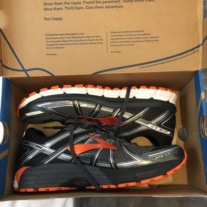 Brooks Adrenaline GTS 17 running shoes